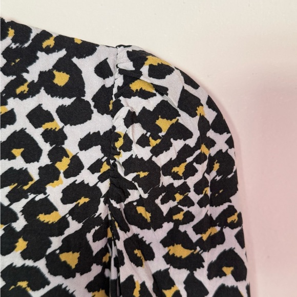 Banana Republic Factory Leopard Print Dress, Long-Sleeved, V-Neck, Size XS. - Picture 5 of 8